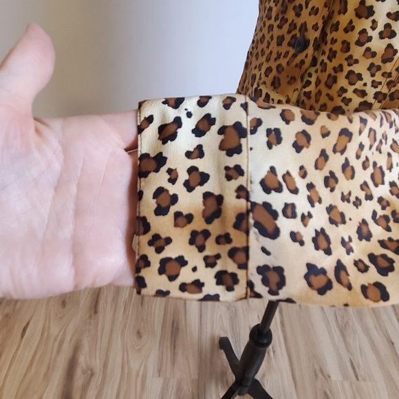 Maggie L | 🔥HOST PICK - Leopard Print Fully Lined Silk Cropped Jacket - Size 6p - Picture 6 of 12